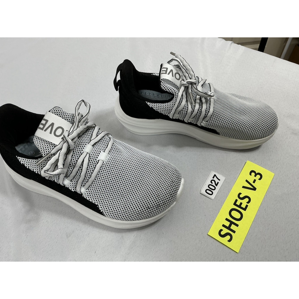 Woman’s NWOT Zove Slip On Wide Toe Box Sneakerss 7.5 XW black white - Picture 6 of 7